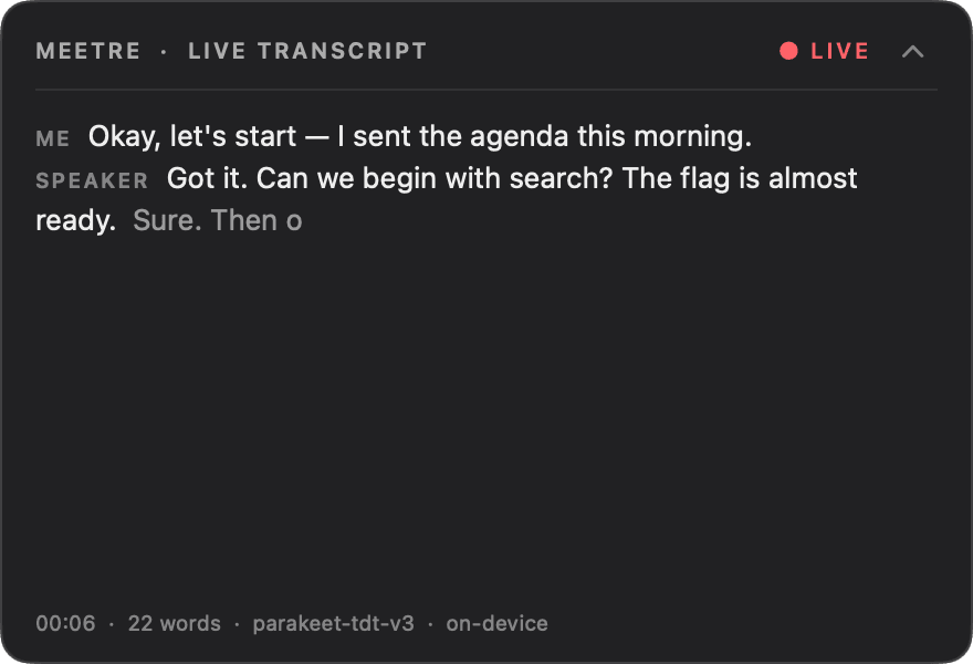 Das Live-Transkript-Overlay, ein dunkles Panel mit Untertiteln und Sprecher-Labels