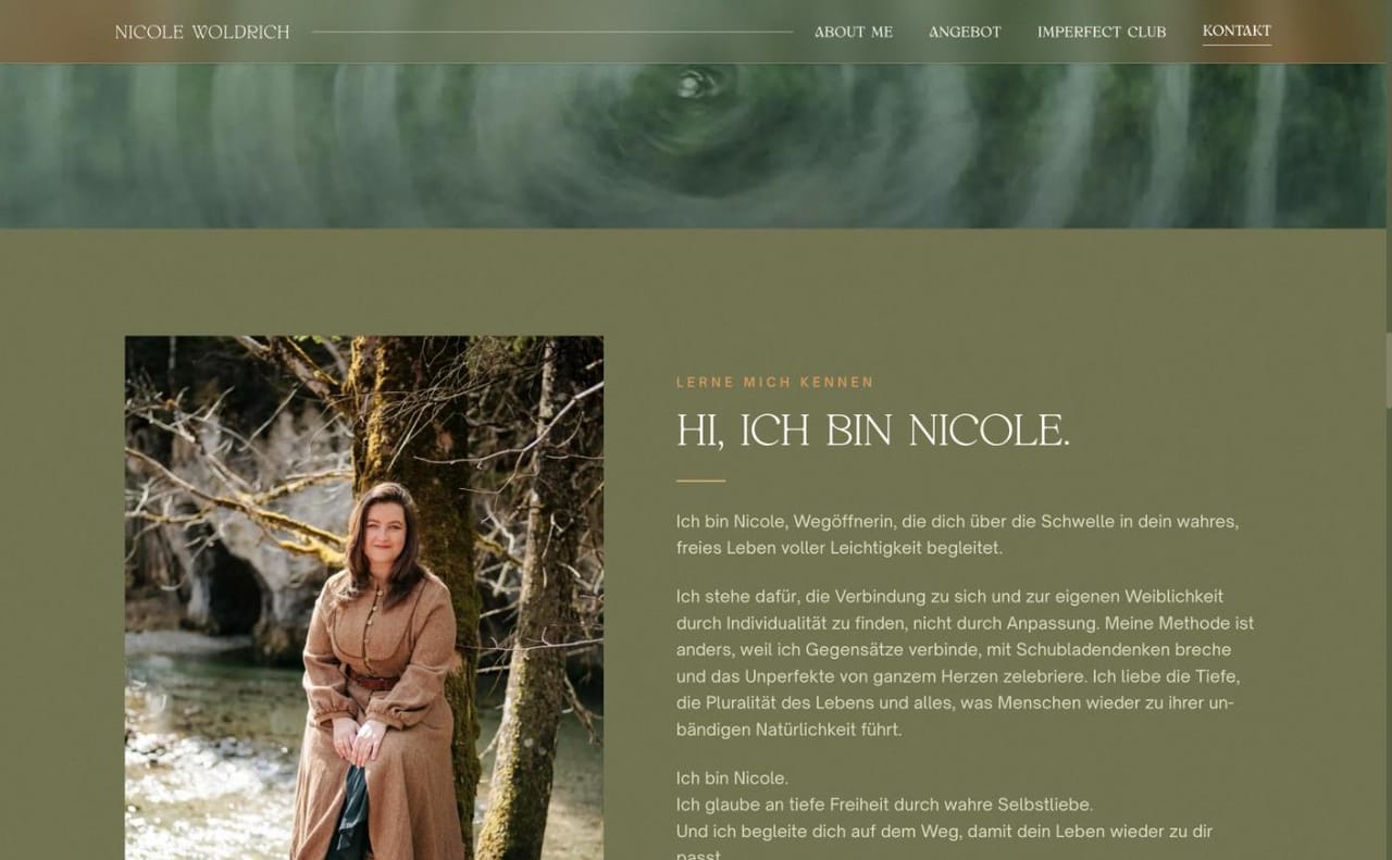 Über-mich-Bereich: Nicole an einem Waldfluss neben einer kurzen persönlichen Vorstellung